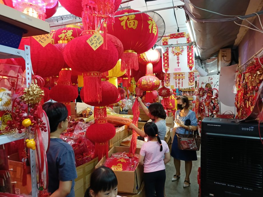 东：新年饰品热卖