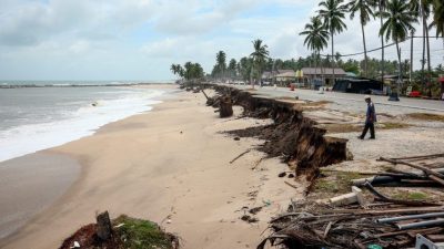 甘榜丹绒海侵威胁商民   巨浪袭道路造成坍塌