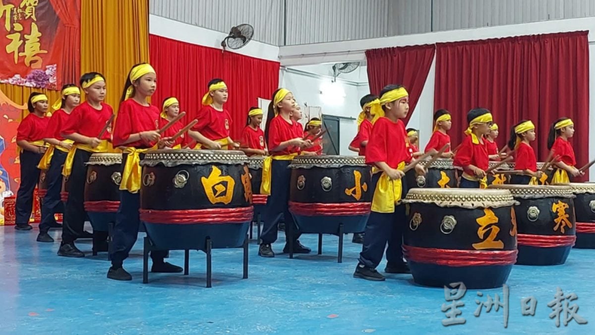 由日底中华华小家教协会主办的“日底乙已年新春嘉年华会”，获得该区华巫印裔学生及家长共同参与，为这个市镇带来久违的新春热闹气息！