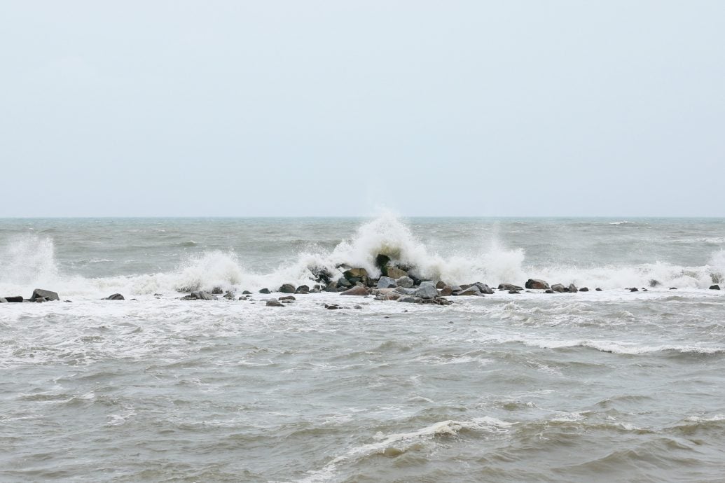 东：结合建设防波堤（breakwater）与人工鱼礁的混合方法有望解决登嘉楼海岸侵蚀问题。