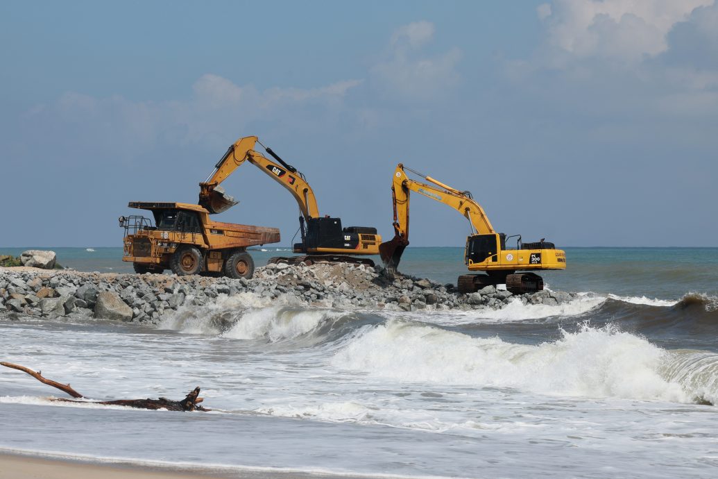 东：结合建设防波堤（breakwater）与人工鱼礁的混合方法有望解决登嘉楼海岸侵蚀问题。