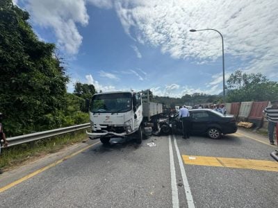 轿车闯反方向车道   与罗里相撞1死3伤