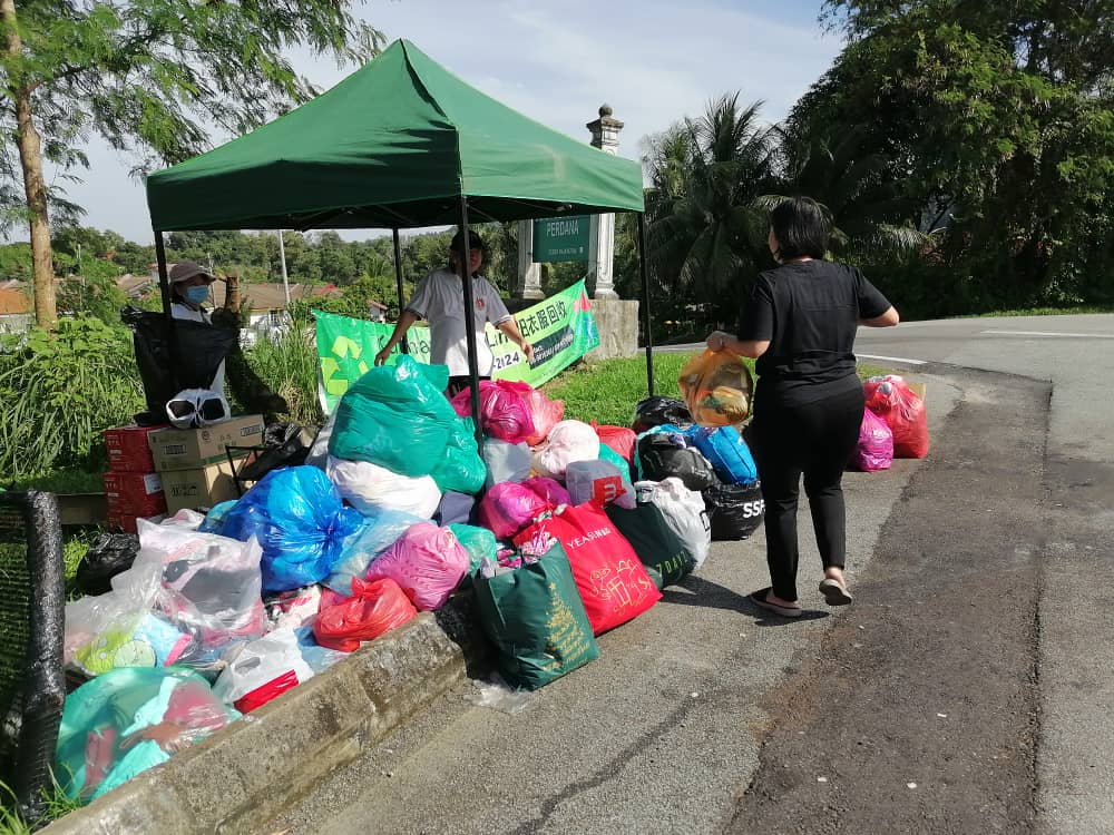 东：马来西亚无极圣母关丹分会慈善组于元旦日，在关丹8个地点举行旧衣回收活动，成功收到近9000公斤旧衣。