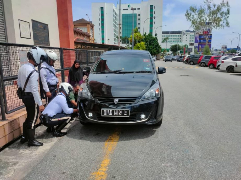 交警协助公众换车胎