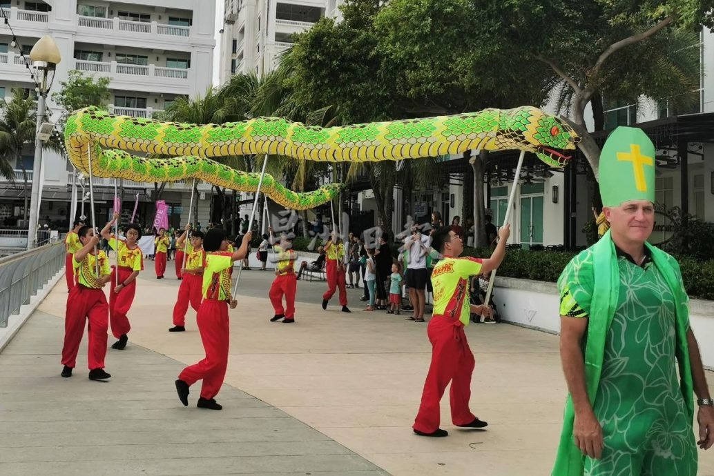 (供上网) 预编（大北马）舞蛇一跃成为今年备受瞩目的庆典表演！