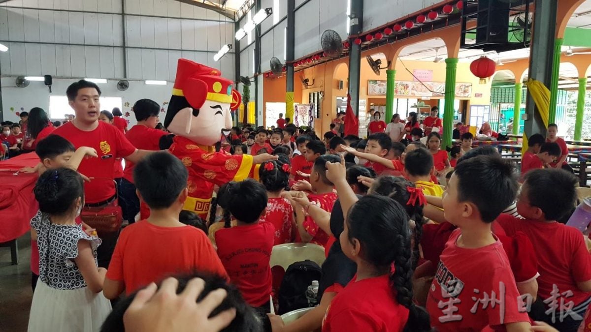 供星洲网/ 文丁中华小学“灵蛇引航,梦想闪耀”新春庆典 鼓励同学勇敢追梦