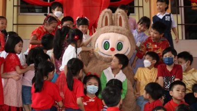 “拉布布”公仔惊喜现身走入校园与学生庆新年 芙培华小学学生引起轰动