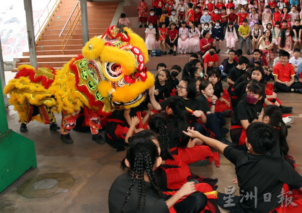 供星洲网/“拉布布”公仔惊喜现身走入校园与学生庆新年，芙培华小学学生引起轰动