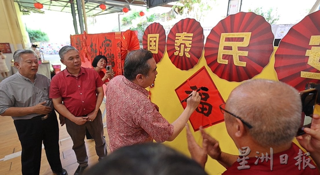 供星洲网/芙蓉国民华小 272学生挥毫泼墨