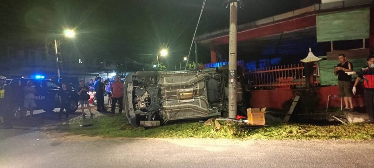 供星洲网：男女共车二度拒绝被警察截查而飙走，发生车祸侧翻在沟渠边