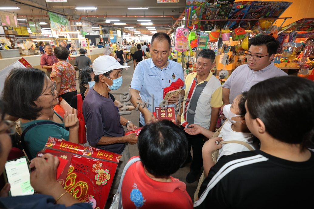 供星洲网：芙蓉国会议员服务中心再办“鲜猪肉大平卖”，民众清晨4时排队抢购猪肉