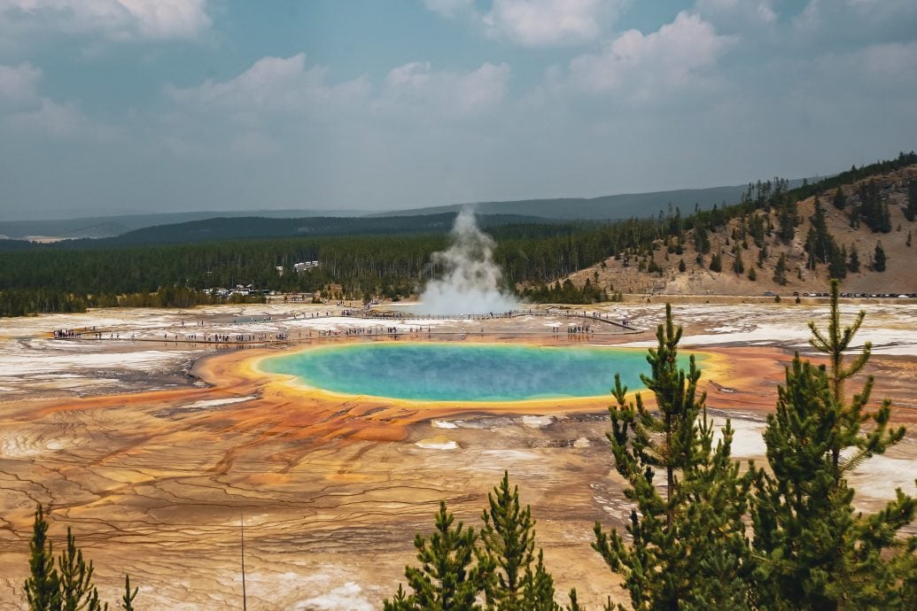 供星洲网：黄石公园超级火山 地下岩浆转移将喷发？专家：不会那么快