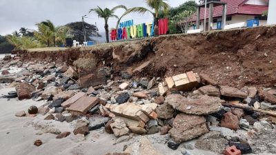 关丹黑沙滩海蚀范围逐年扩大  市民忧堤防崩塌促抢修