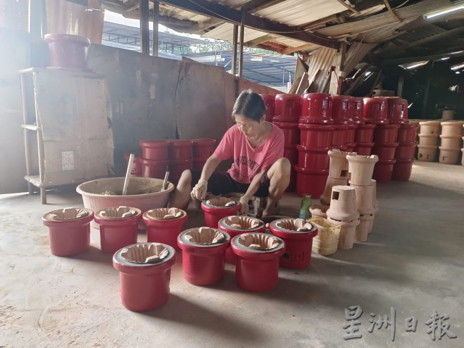 制年饼烹年菜旺新居 红炭炉迎新春需求高