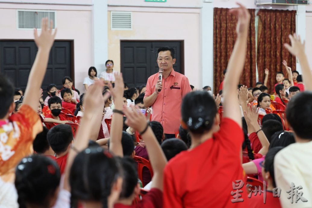 加拉宾华小新年活动  全校师生热情参与