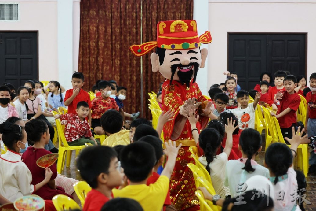 加拉宾华小新年活动  全校师生热情参与