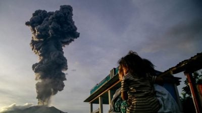 印尼火山连续两天喷发 当局将警戒升至最高级别