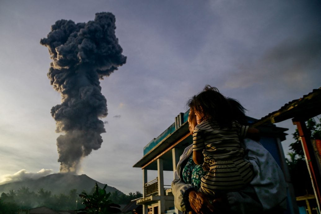 印尼火山连续两天喷发 当局将警戒升至最高级别