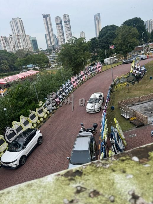 **即时国内**全国：新山实达英达花园枪案10|死者灵堂逾百电子花圈排列