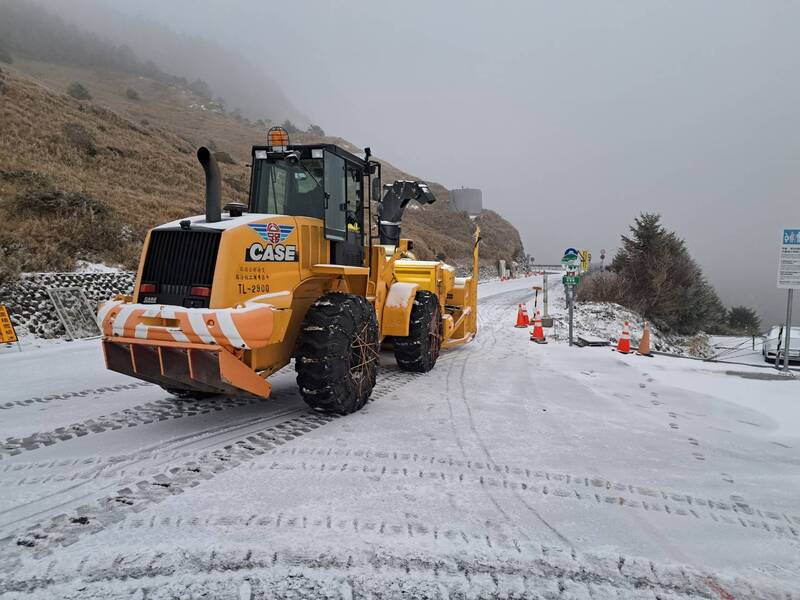 合欢山玉山成银白世界 台民众上山追雪开心直呼