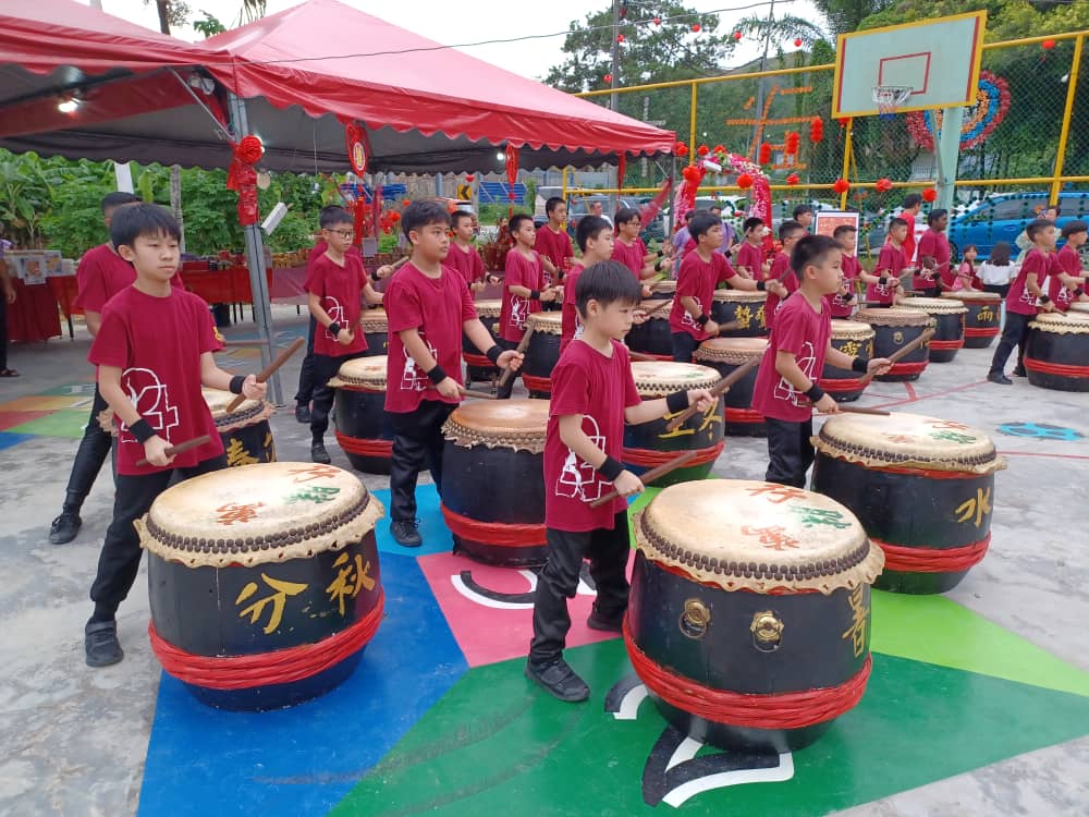 后面版头或显著-大都会/武来岸打仑新村管委会第一次在“三寻武村篮球场”办新春活动／6图