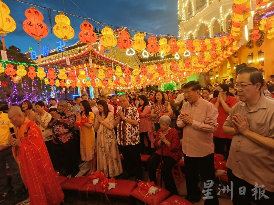 极乐寺亮灯祈愿蛇年幸福安宁