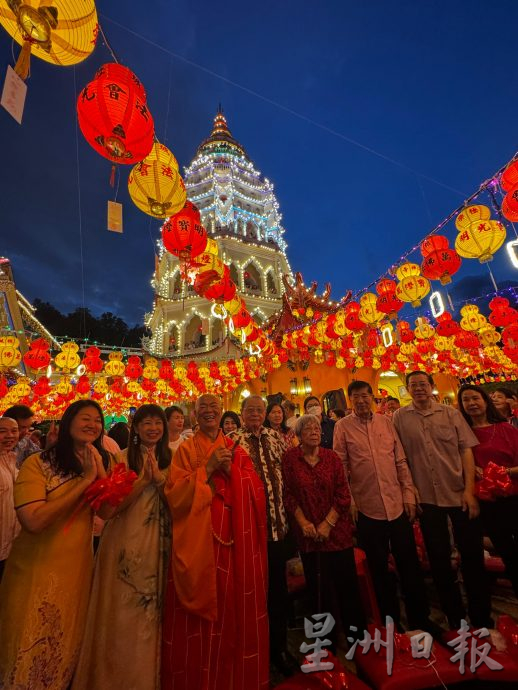 极乐寺亮灯祈愿蛇年幸福安宁