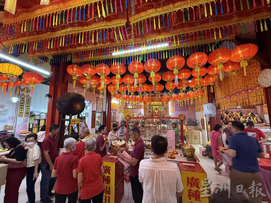 大年初一上香祈福 今年人潮增 各庙香火鼎盛