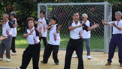 打太极拳 乐活养生  长青组年过70仍坚持锻炼