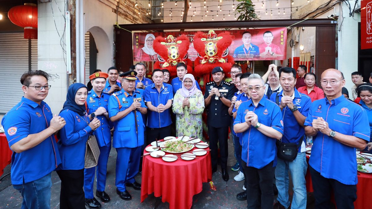 大都会/吉隆坡市长大清早拜早年 次莅临茨厂街沿街派年柑春联