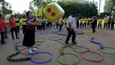 潘佩玲办新春快闪 号召百人 蛇年玩蛇棋