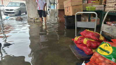 太平2小时豪雨 古打路两旁商店又水患