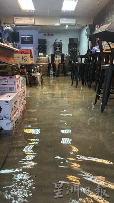 太平2小时豪雨 古打路两旁商店又水患