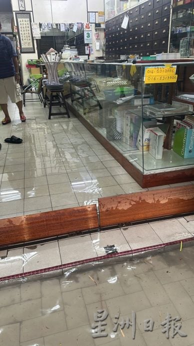 太平2小时豪雨 古打路两旁商店又水患