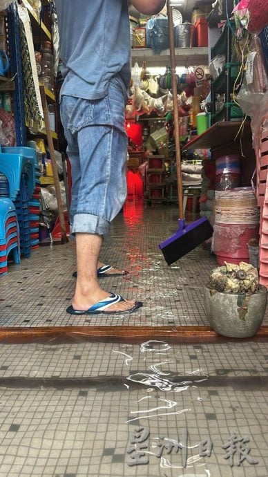 太平2小时豪雨 古打路两旁商店又水患