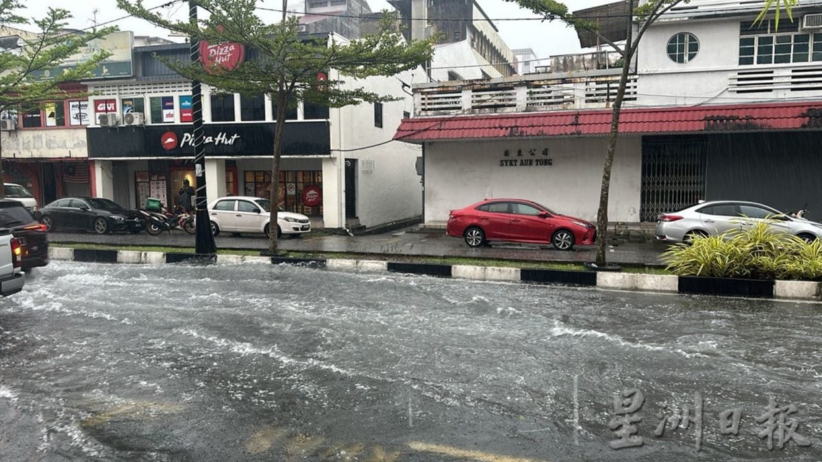 太平2小时豪雨 古打路两旁商店又水患