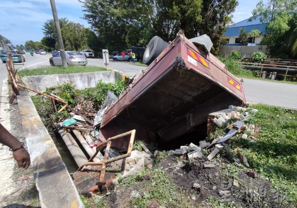 失控撞入河道 载砖罗里司机受伤送医