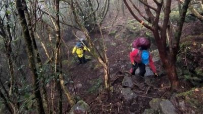 女子登山高山症发作 被7队友遗弃山顶2天