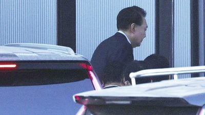 尹锡悦抵达公调处由数黑车遮挡 步入画面仍曝光