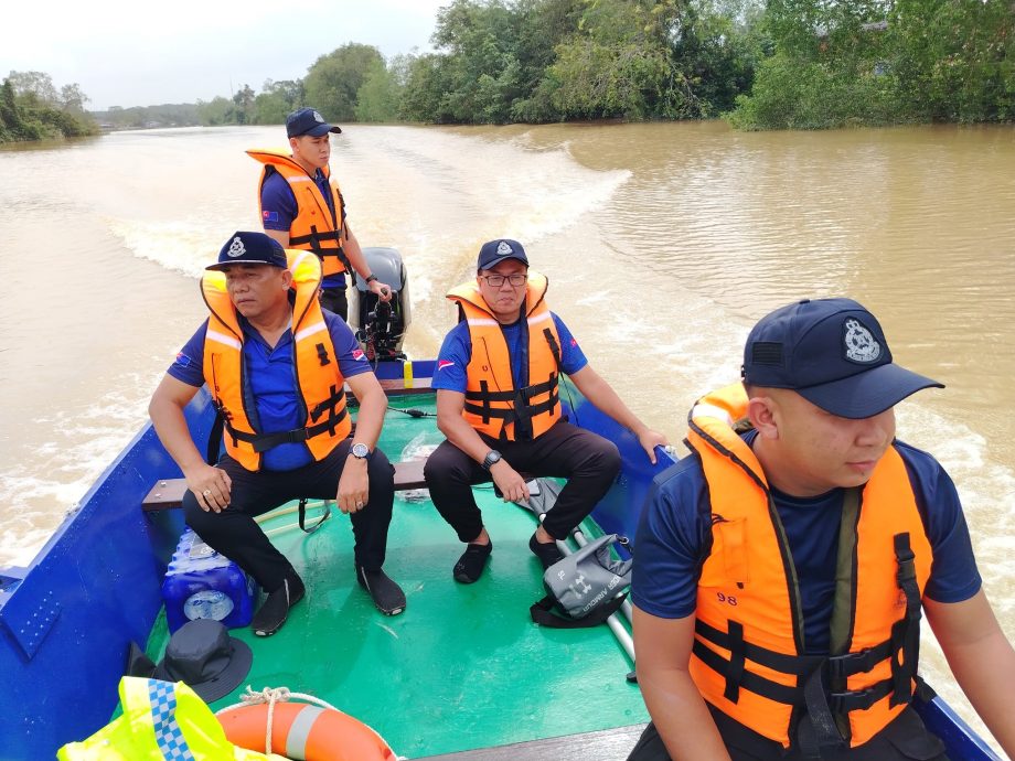 已签发 柔：新闻：为捞拖鞋坠入大水沟 男童遭流水冲走