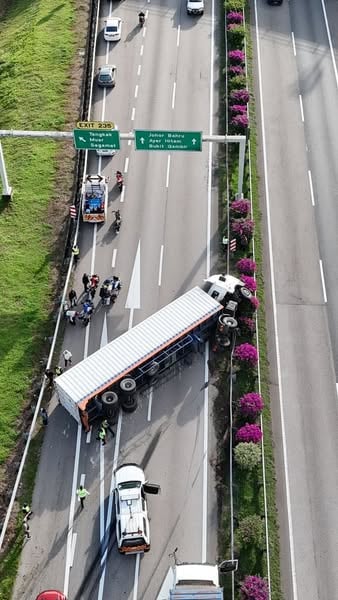 已签发 柔：罗里翻覆挡大道，南下车龙超过10公里 直至中午才逐步恢复通车