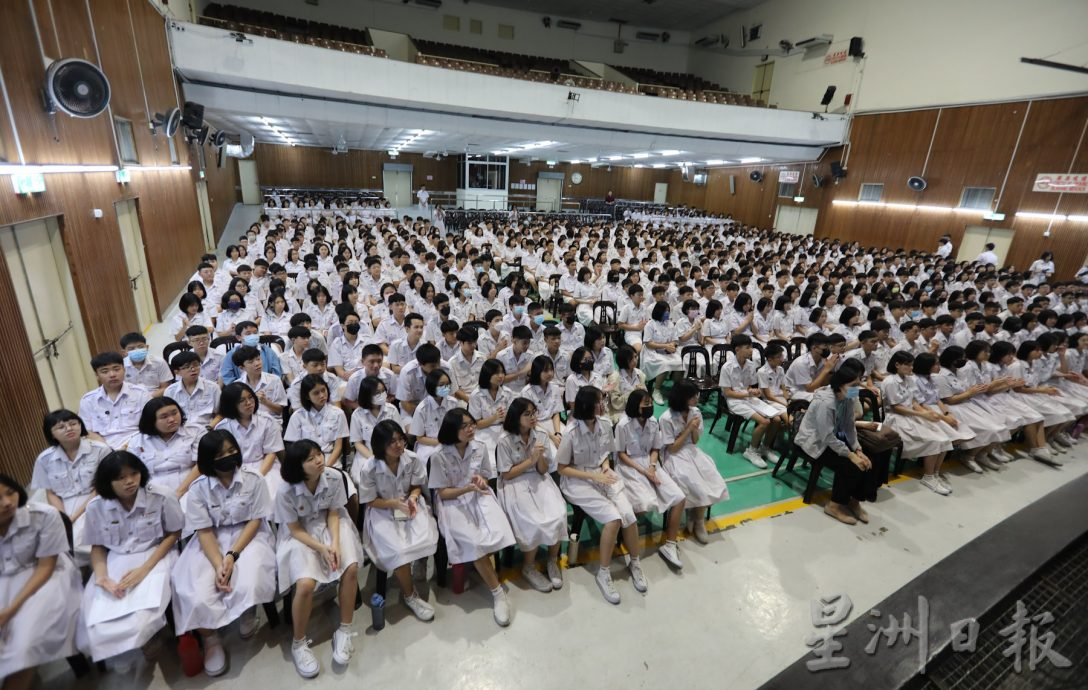 已签发 柔：蔡劲雄：宽中新山校本部全校4937学生，初一新生903人开20班