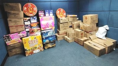 华男无照售烟花遭扣 警起8万令吉烟花爆竹