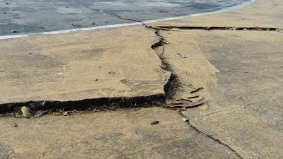 【民生特工队】篮球场地面龟裂下陷 已导致多人受伤