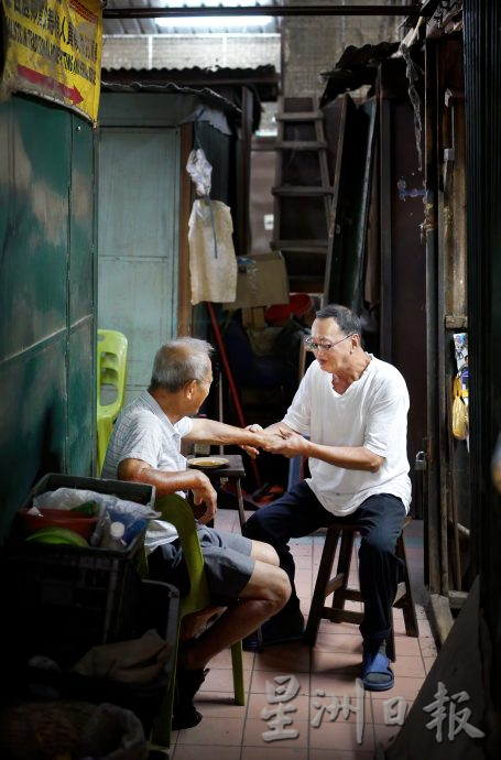 巴刹职人3 | 第二代师傅驻守兵如港巴刹 全年跌打推拿只休1天