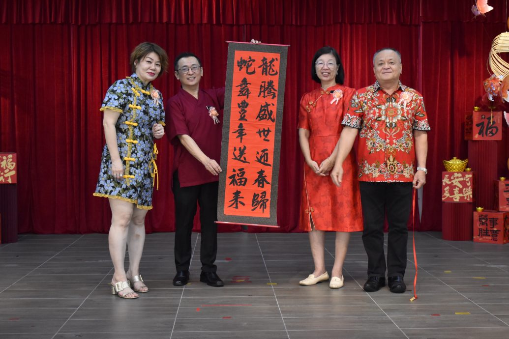 建议版头（大都会）乌冷县华小乙巳年挥春赛   17华小85学生竞挥毫／5图