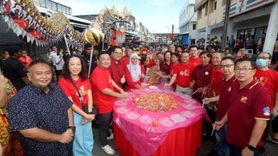 安邦千人捞生团拜热闹  为班丹华小筹获万五 