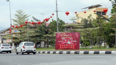 怡市厅拆走12小时 连夜重装怡东议员贺岁板