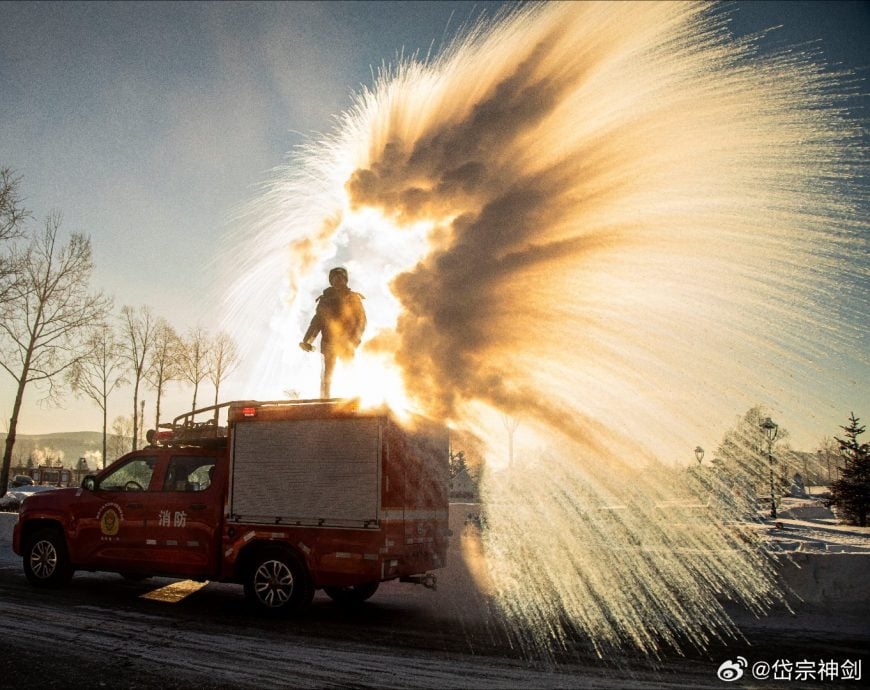 拼盘∕-44.5℃！ 中国“最冷小镇”冷到冒烟、泼水成冰