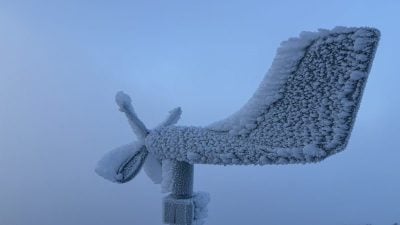 冷气团袭台 玉山下雪了  主峰步道积雪2公分